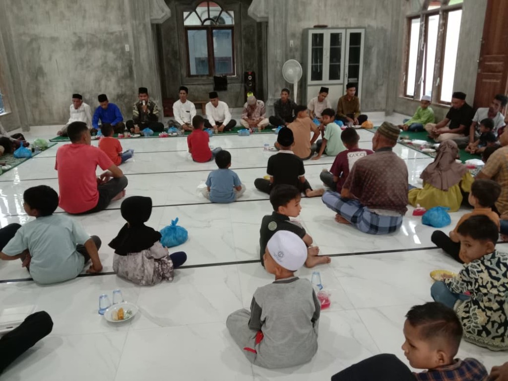 Acara santunan anak yatim di meunasah Raya Krueng Seumideun