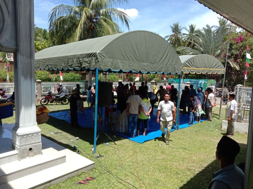 Persiapan acara untuk memperingati Maulid Nabi Muhammad SAW yang dilakukan oleh warga gampong Raya